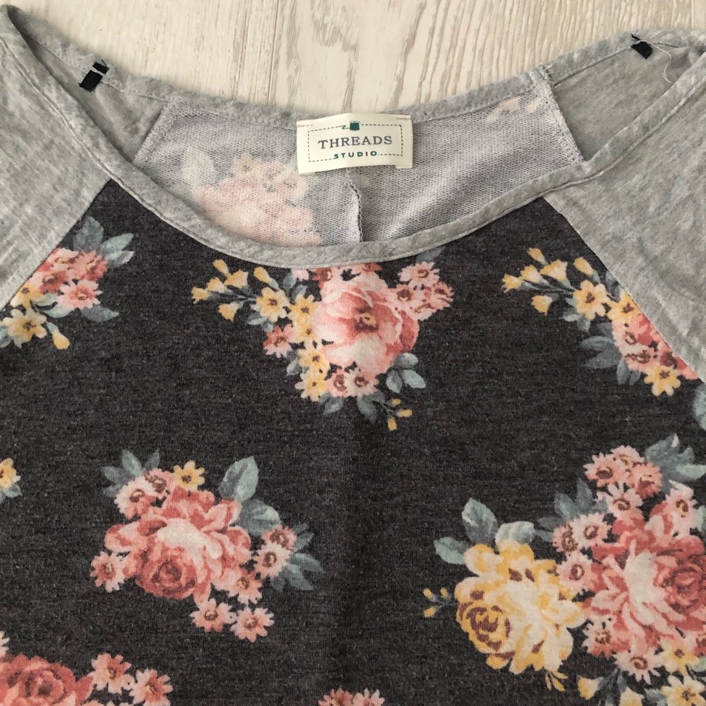 Threads Studio Floral High-Low Raglan T-Shirt Blouse - Picture 12 of 16